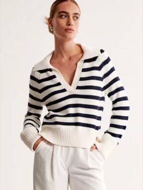 Abercrombie & Fitch Cream and Black Striped V-Neck Collar Sweater